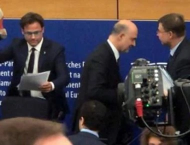 «Δεν σκύβουμε το κεφάλι» - Ιταλός ευρωβουλευτής έβγαλε το παπούτσι και πάτησε τις σημειώσεις του Μοσκοβισί